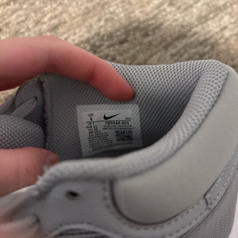Nike Women's Gray Mesh Sneakers size 8 - Picture 3 of 4